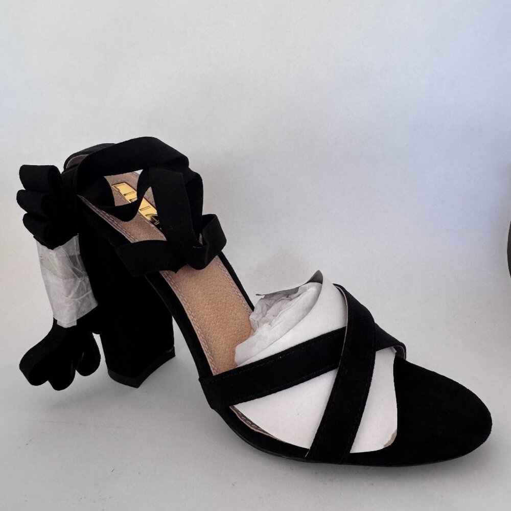 Liliana Women's Black Wrap Around Block Heel NIB Size 7.5